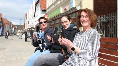 Ilca Foraita (Interessengemeinschaft Obernstraße, v. li.), Britta Dostert (Community Managerin der Stadt) und Anja Adelt vom SMS rufen zum Fotowettbewerb im Zuge der Neueröffnung der Fußgängerzone auf.  (Foto: bb)