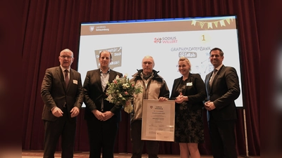 Landrat Jörg Farr, Dr. Jan Jocker, Nadine Nelle und Wirtschaftsminister Olaf Lies übergaben den Preis an Andreas Willert (Mitte). (Foto: nd)