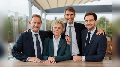 Familie Struckmann: Inge Struckmann mit ihren beiden Söhnen Heiner (l.) und Henning (2.v.r.) und dem Enkelsohn Jonas (r.). (Foto: Jakob Studnar)