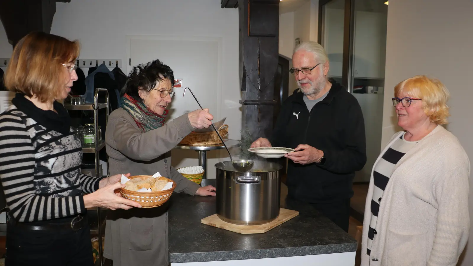 Mit einer Weißkohlsuppe haben die Suppentage in der Neuen Kirche begonnen (v.li.): Helga Tüting, Hanne Ibold, Hans-Heiner Tüting und Ute Herrmann.  (Foto: gi)