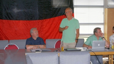 Heiner Stelter (Mitte), stellt seine bisherigen Ergebnisse für einen Energiebericht der Samtgemeinde vor. (Foto: gk)