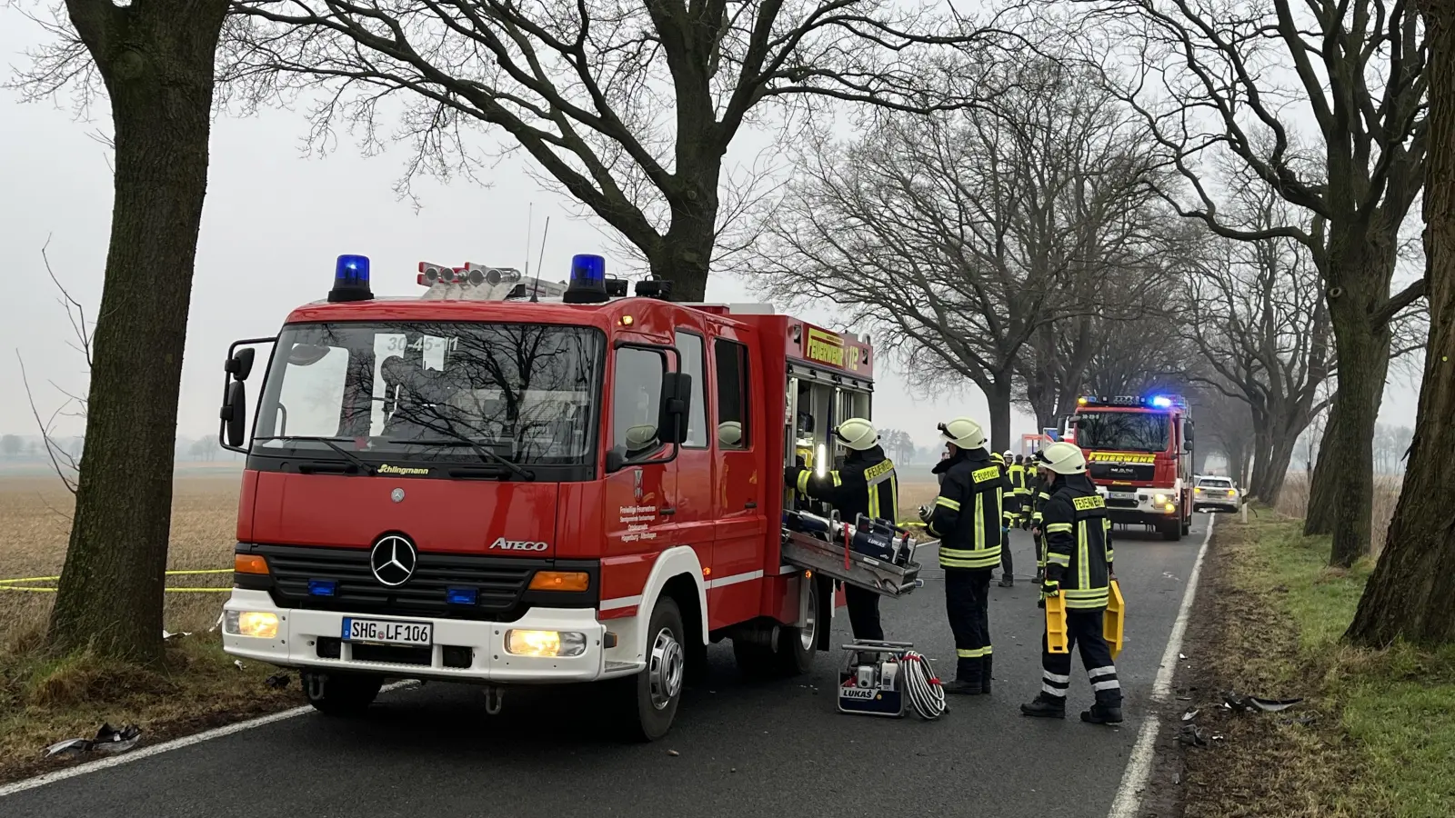 Auf der Steinhuder Straße: Die Feuerwehr im Einsatz. (Foto: Feuerwehr)