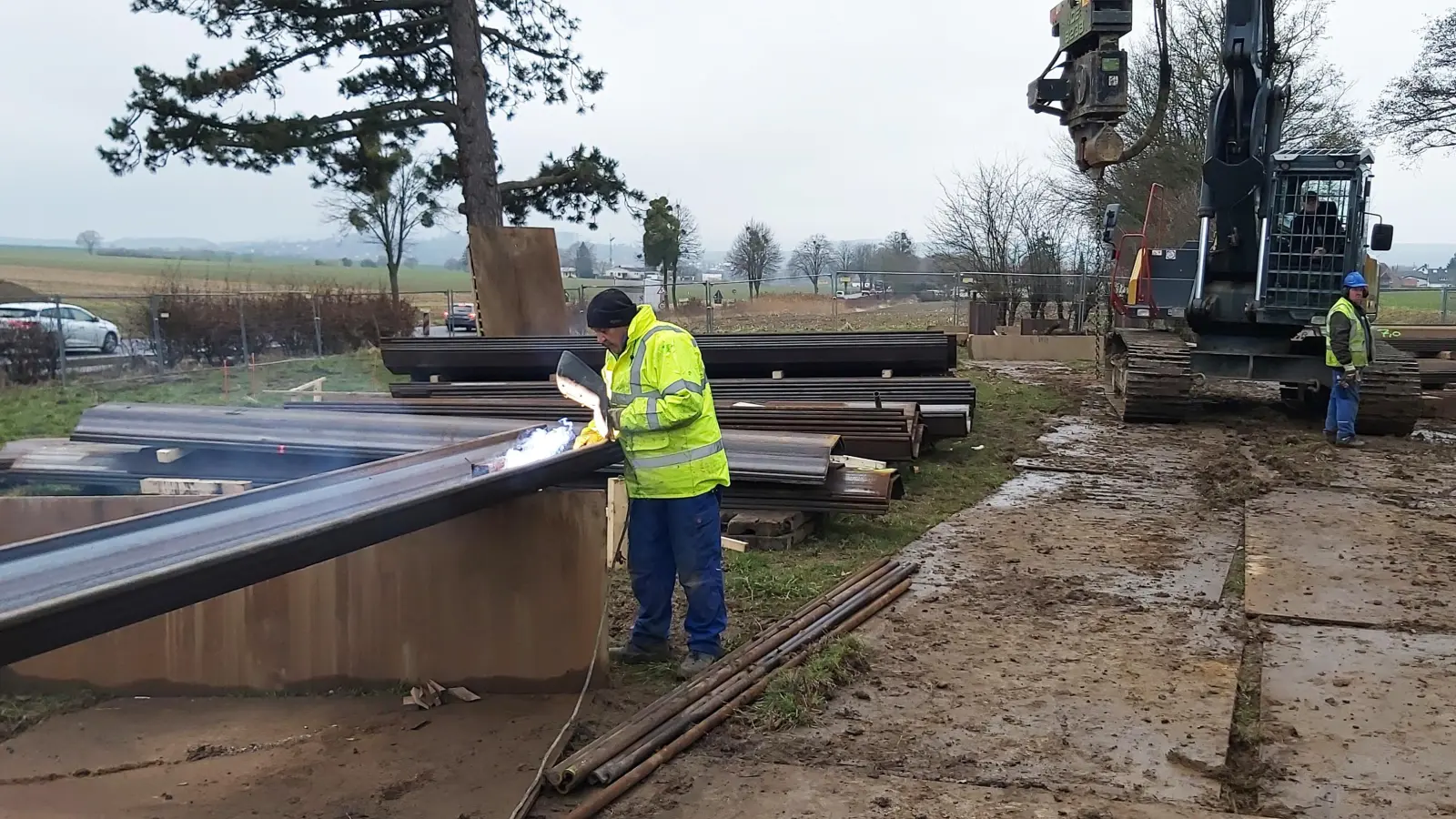 Spundwände werden vorbereitet. (Foto: gk)