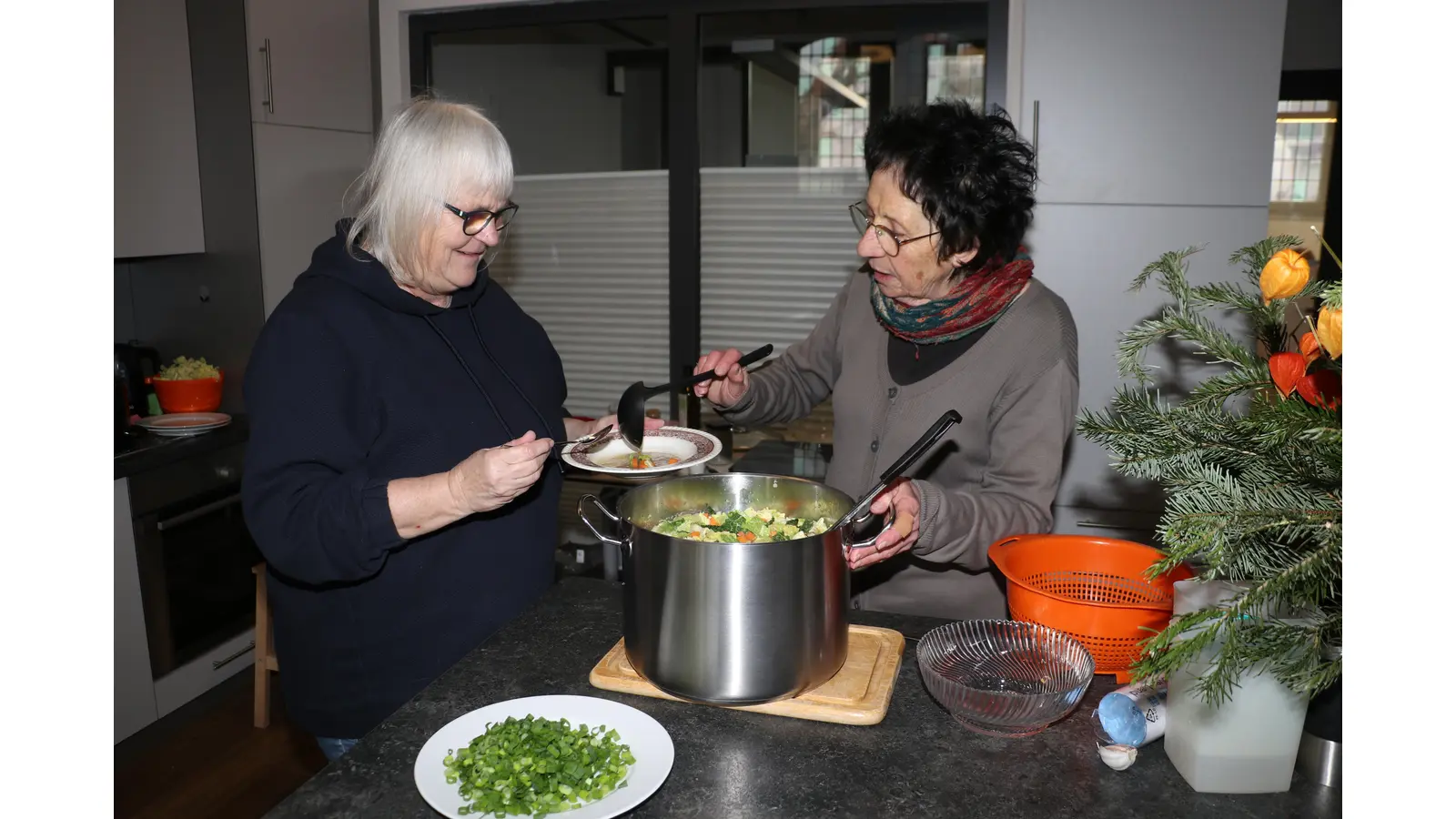 Anne Meinborn (li.) und Hanne Ibold bereiten zum Auftakt des Wärmewinters Wirsingsuppe mit Kartoffeln zu.  (Foto: gi)
