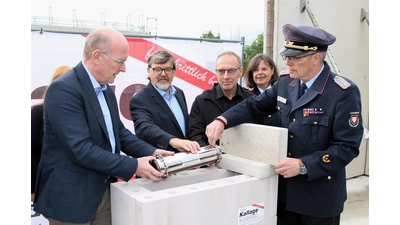 Die symbolische Grundsteinlegung für die neue FTZ wird gefeiert, Landrat Jörg Farr (v.li.), die Planer Rolf Bruns und Uwe Brinkmann sowie Kreisbrandmeister Klaus-Peter Grote bringen eine Zeitkapsel ein. (Foto: Borchers, Bastian)