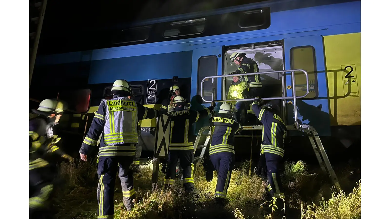 Feuerwehrkräfte aus der Gemeinde Lindhorst verschaffen sich einen Zugang zur Westfalen-Bahn. (Foto: privat)