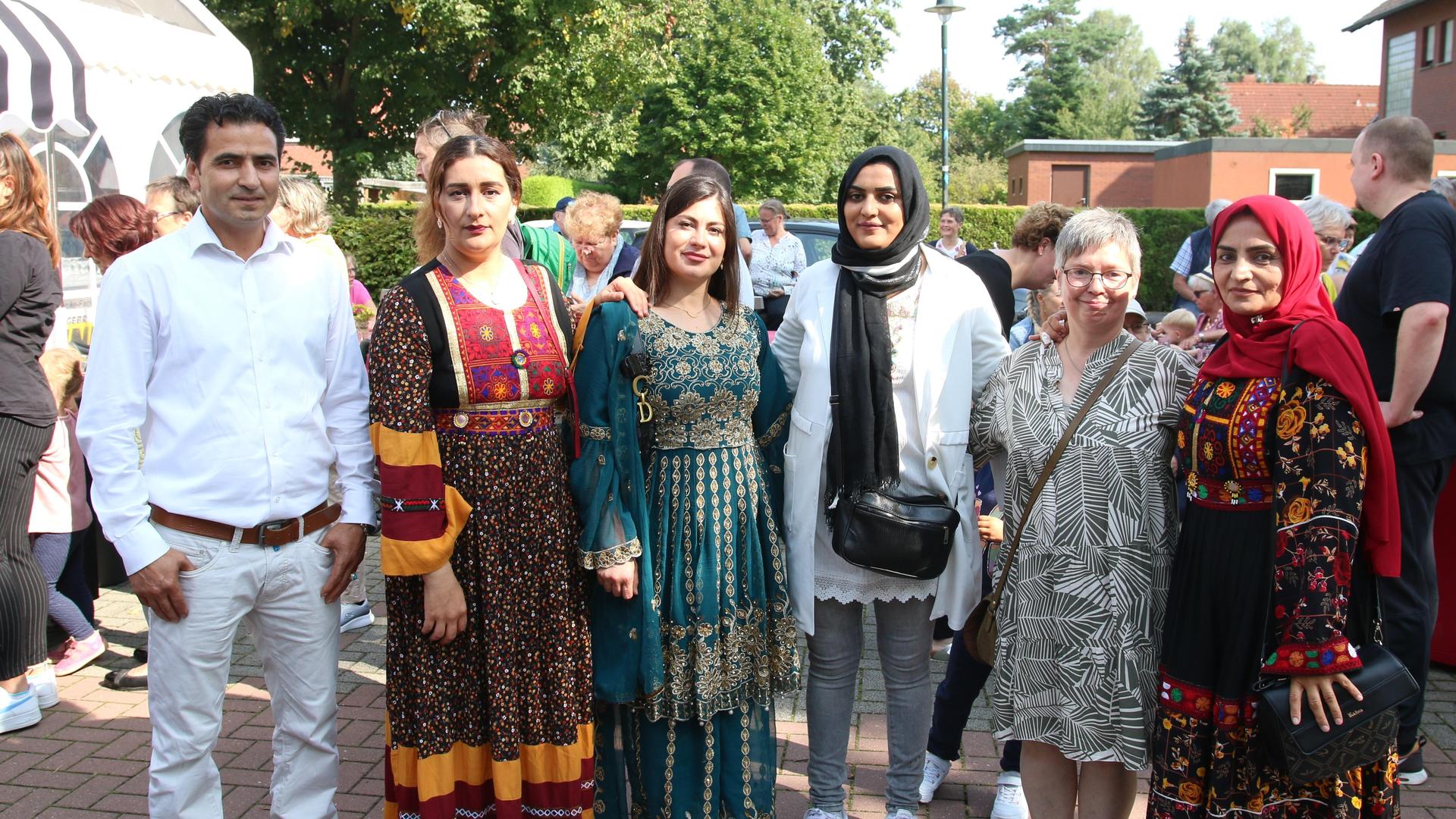 Der afghanische Verein stellt sich mit traditionellen Trachten vor.  (Foto: bb)