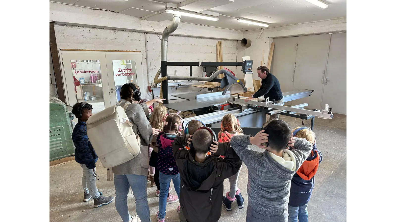 Erst schauten sich die Kinder den Feinschliff ihrer Bänke in der Tischlerei an, wenig später waren sie schon in der Klasse.  (Foto: privat)