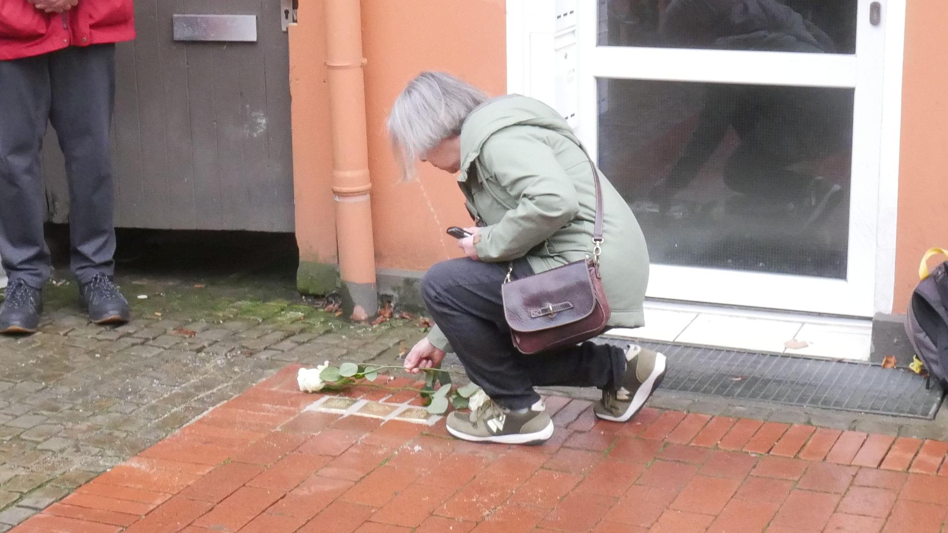 Besondere Geste auf dem Weg der Stolpersteine. (Foto: gk)