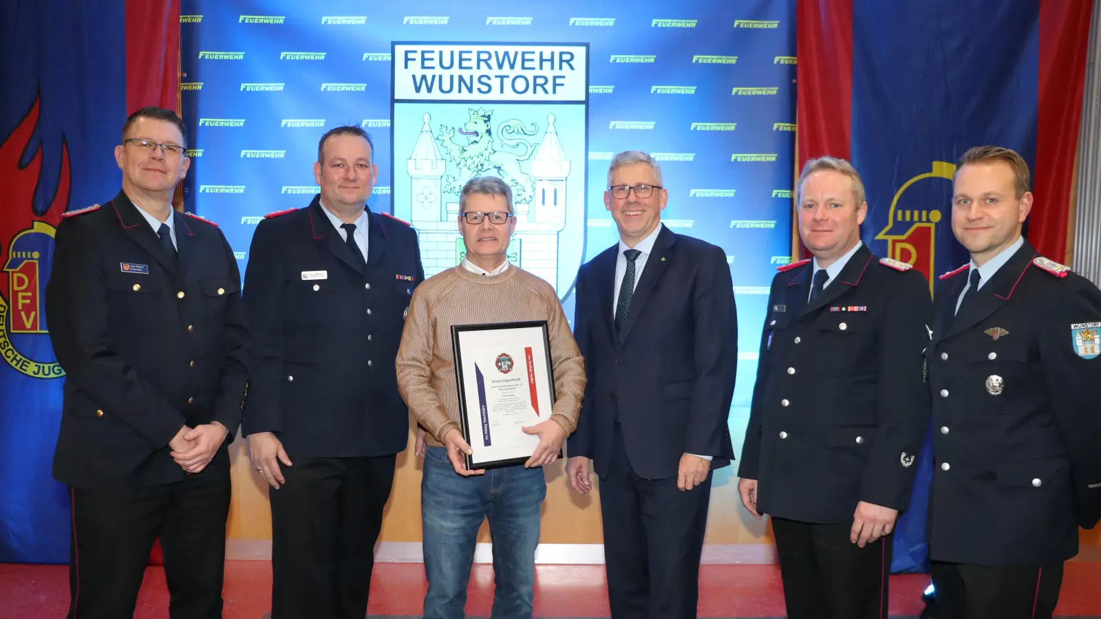 Bei der Ehrung (v.li.): Lars-Robert Schwieger, Sven Möllmann, Thomas Broich, Bürgermeister Carsten Piellusch, Martin Ohlendorf und Dennis Heidorn. (Foto: gi)