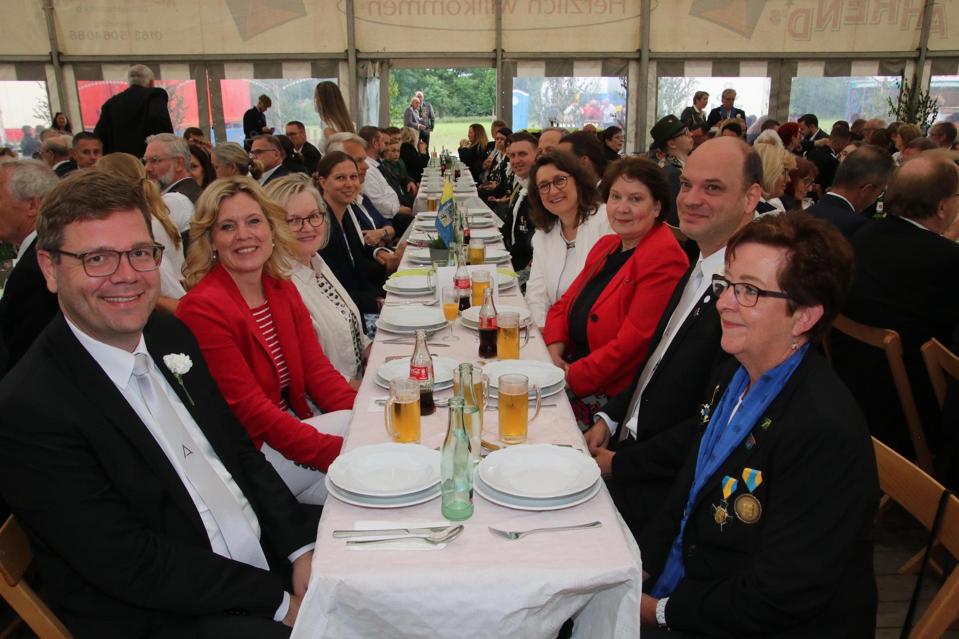 Impressionen aus dem Festzelt. (Foto: gi)