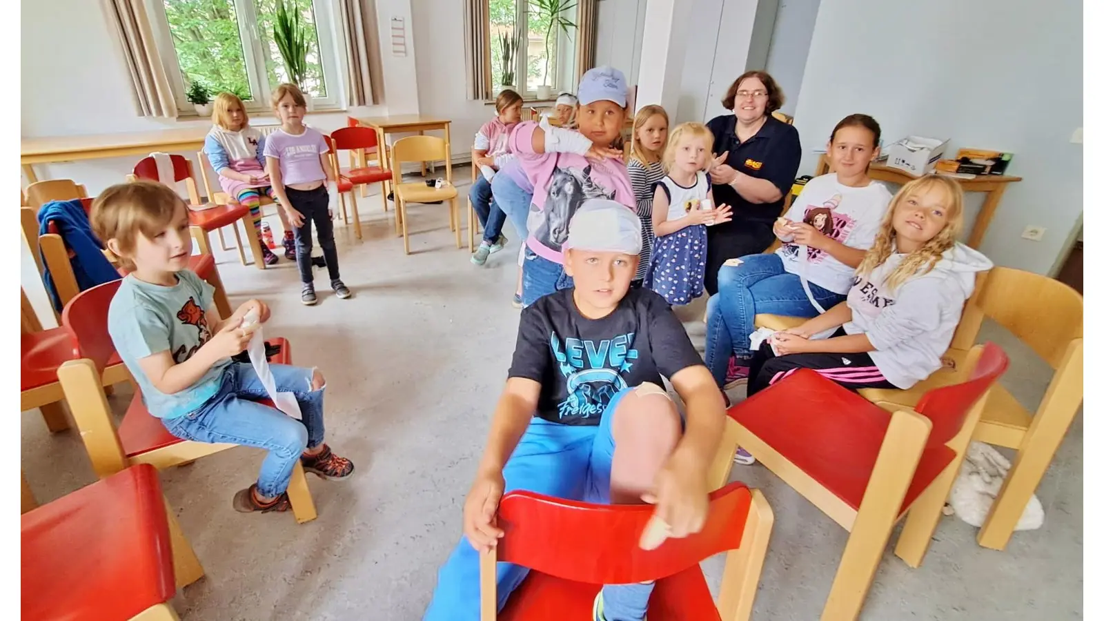 Nadine Krumme bringt den Kindern bei der Ferienaktion in Bückeburg ein Basiswissen in der Ersten Hilfe bei.  (Foto: privat)