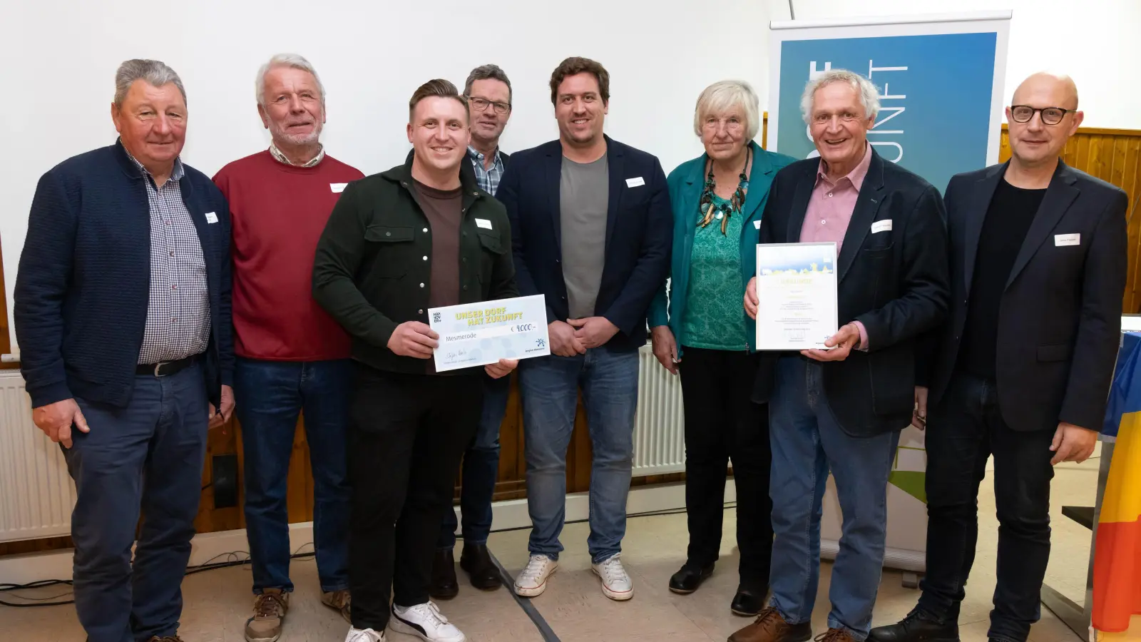 Bei der Preisübergabe (v.li.): Karl-Wilhelm Lange, Friedrich Stolte, Leon Troschke, Heinz Widdel, Timm Troschke, Birgit Mares, Ulrich Troschke und Jens Palandt. (Foto: Claus Kirsch)