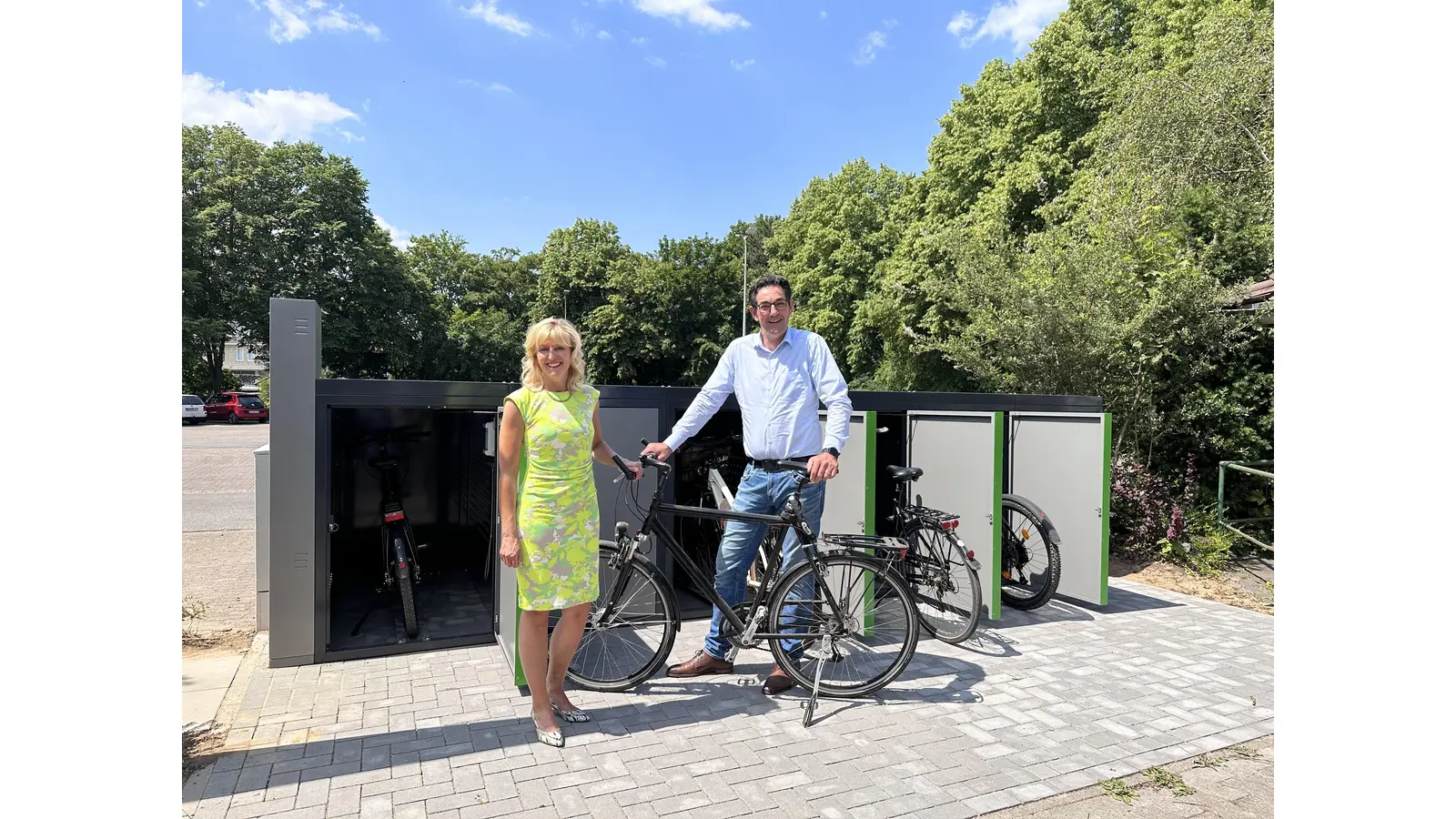 Zwölf neue Fahrradgaragen wurden jetzt von Bürgermeisterin Andrea Lange und GVS Geschäftsführer Ulrich Karl in Betrieb genommen.<br> (Foto: ste)