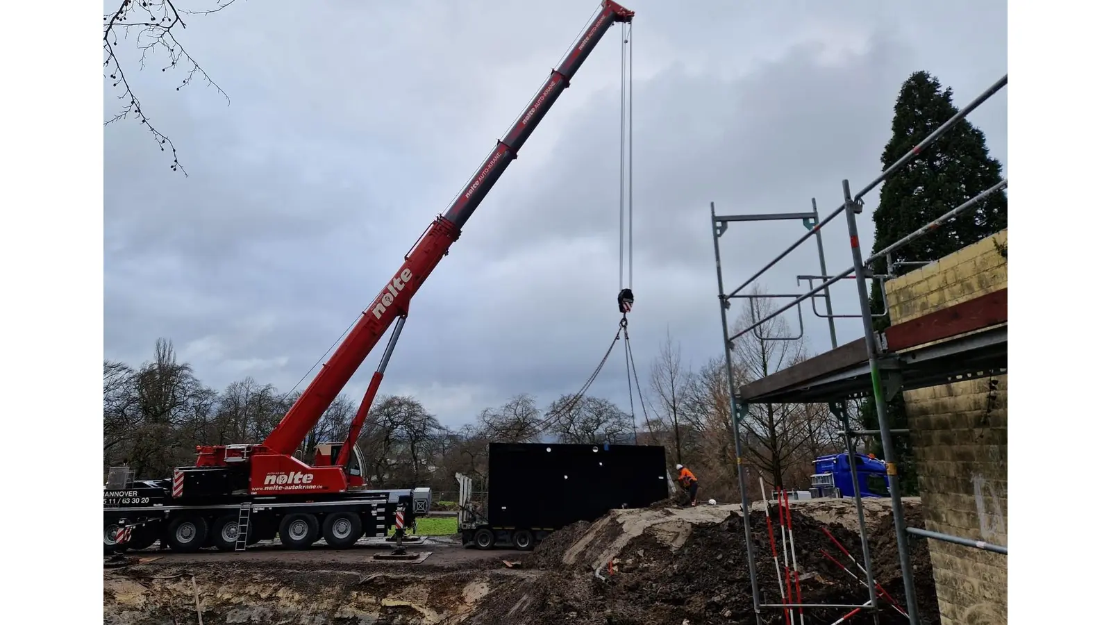 Zwei zusammen 50 Tonnen schwere Bauteile wurden auf die Baustelle südlich der Liegehalle geliefert. (Foto: Landesgartenschau Bad Nenndorf gGmbH)