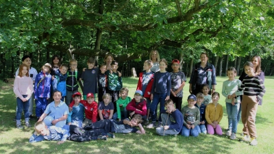 Die Klassen 3a und 3b der Grundschule Lauenhagen entdecken bei einer Führung mit Försterin Diana Krause den Wald rund um das Forsthaus Halt. (Foto: bb)