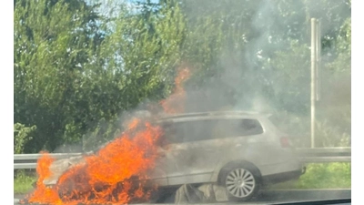 Der VW Passat brannte im Motorbereich vollständig aus. (Foto: privat)