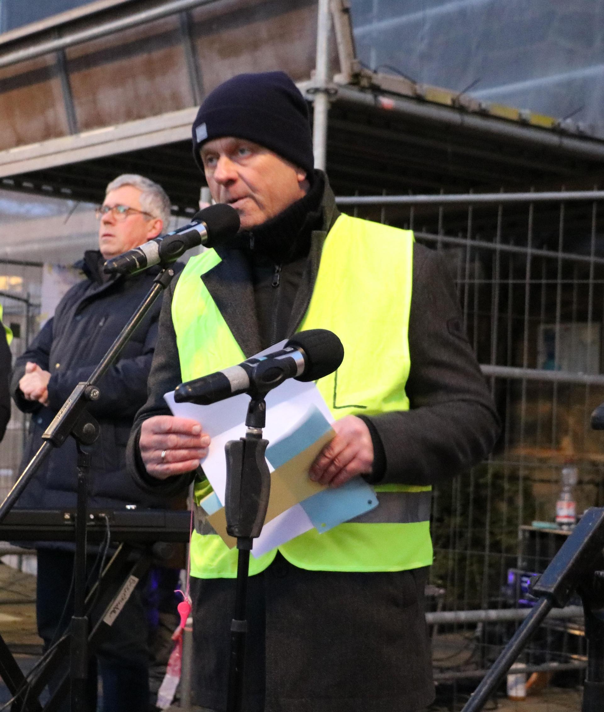 Organisator Dirk Kribbe am Mikrofon sowie Bürgermeister Carsten Piellusch im Hintergrund. (Foto: gi)