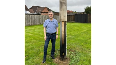 Unbekannte haben versucht das Kreuz anzustecken, sehr zum Unmut von Pastor Diekmann. (Foto: privat)