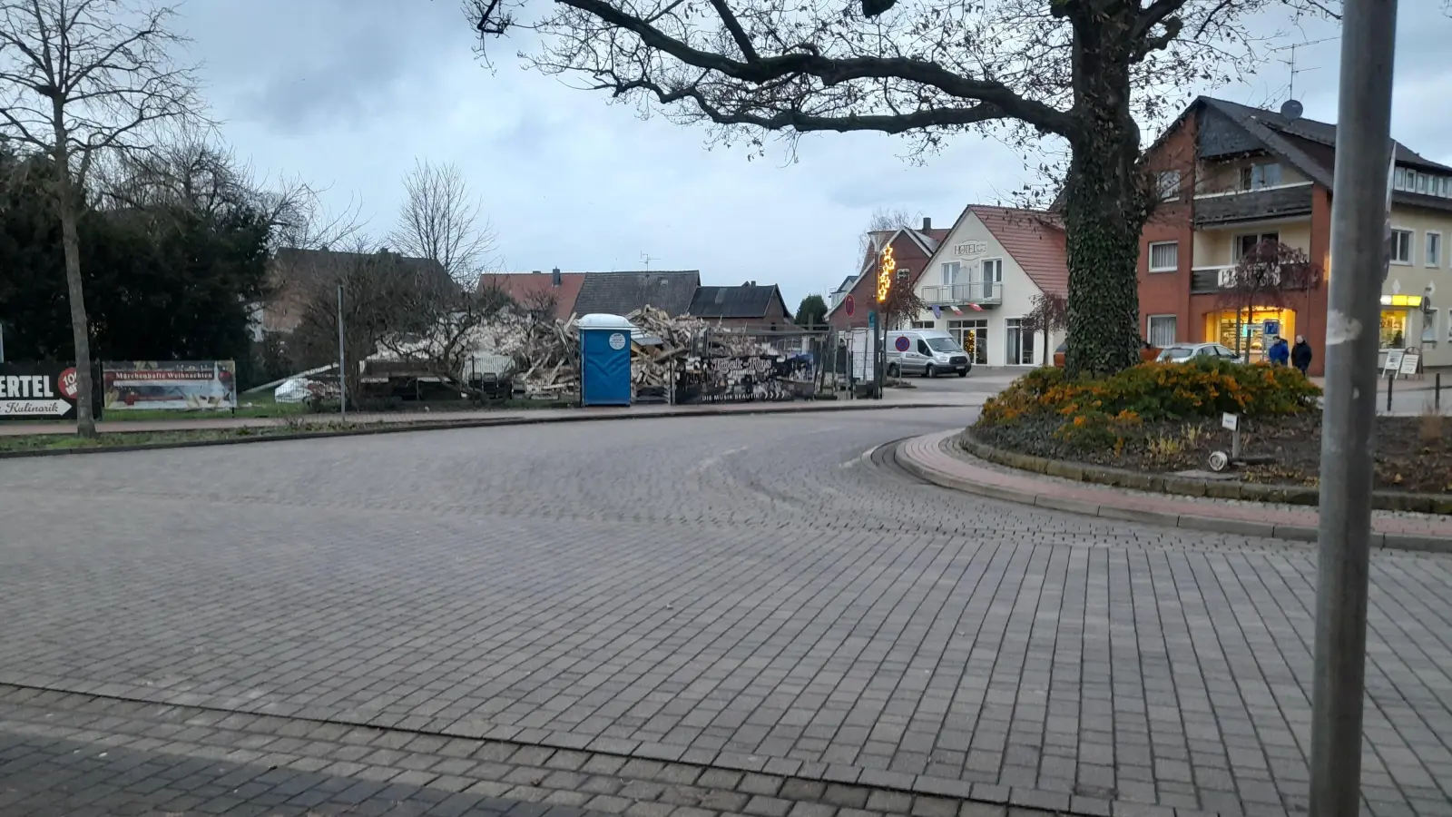 In Schutt gelegt: Das Gebäude der ehemaligen Fleischerei Schweer, An der Friedenseiche. (Foto: wb)