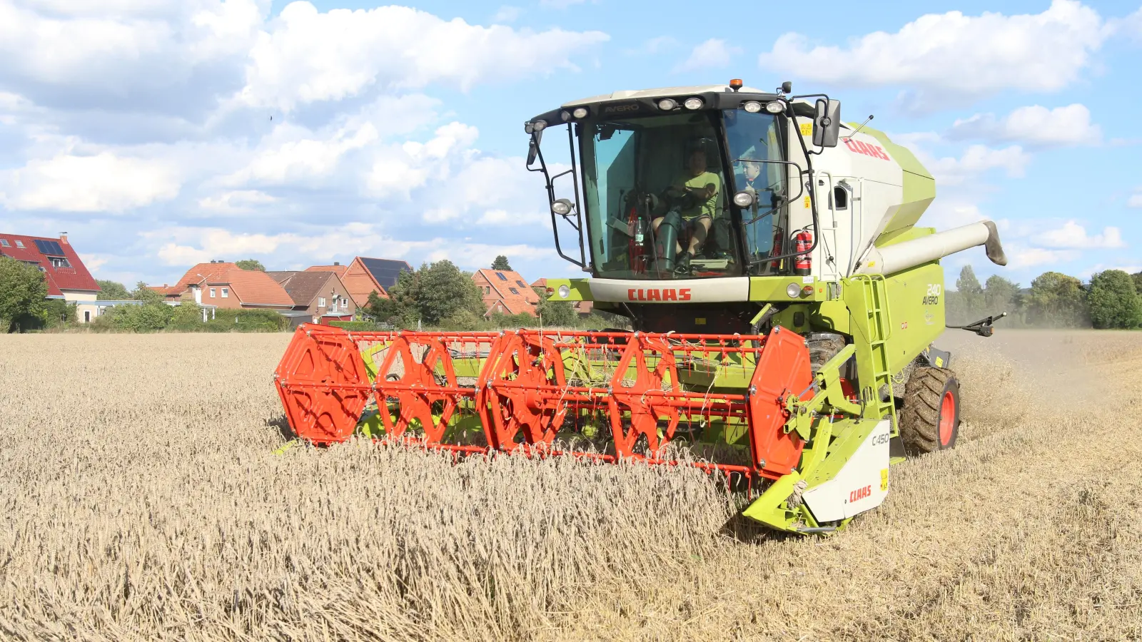 Landwirte sind mit ihrer häufigen Tätigkeit im Freien einem erhöhten Risiko von Infektionen durch Zecken ausgesetzt. (Foto: bb)