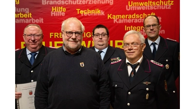 Die Geehrten der Feuerwehr Stadthagen: Ralf Hoffrichter, Manfred Mühlke, Oliver Willert, Karl-Heinz Klement, Thorsten Flachsbart. (Foto: Feuerwehr Stadthagen )