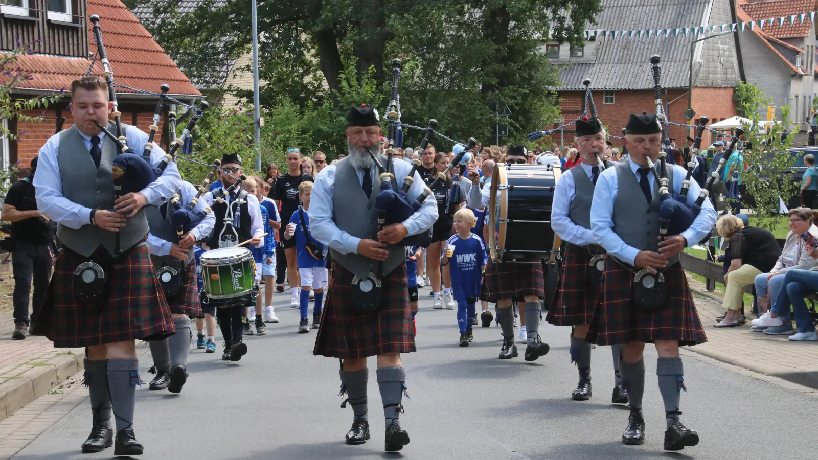 Sehens- und hörenswert waren The Essern Highlanders.  (Foto: gi)