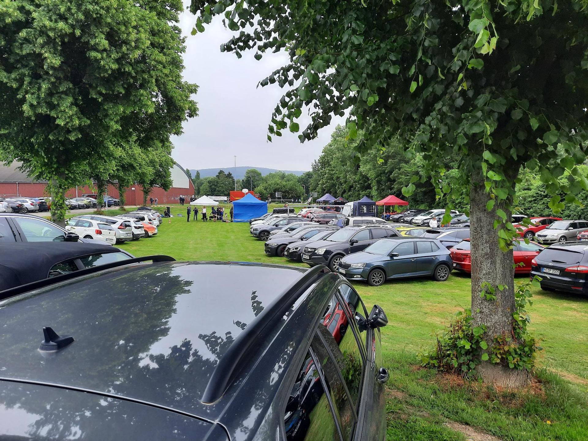 Volle Parkplätze nicht nur rund um dem Festplatz. (Foto: ds)