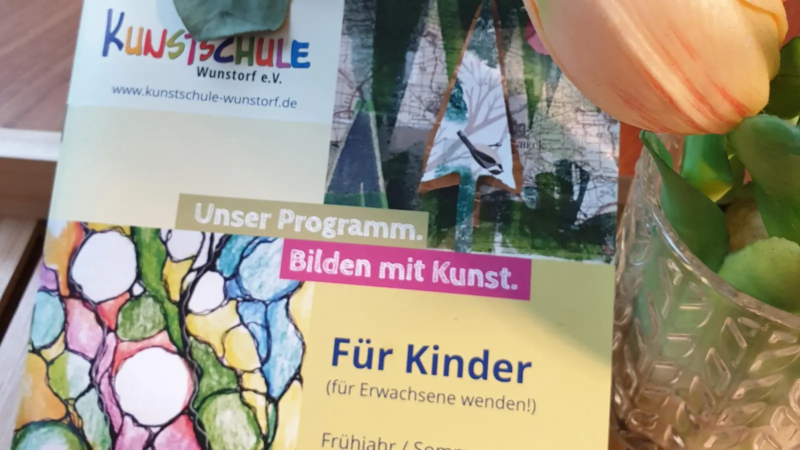 Liegt aus: Das neue Programm der Kunstschule. (Foto: privat)