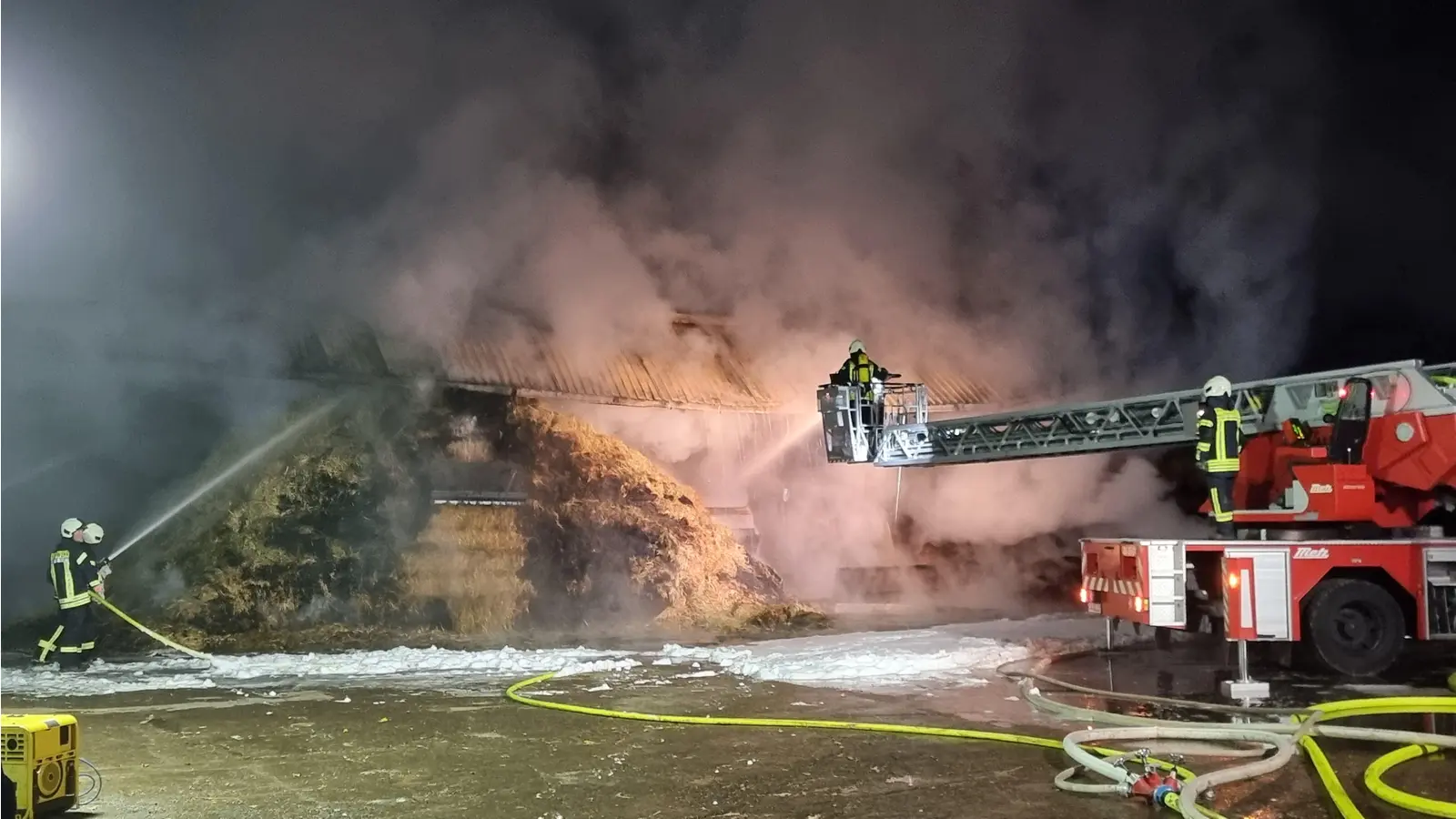 Der zweite Brand in der Straße Am Kloster musste aufwendig gelöscht werden. (Foto: privat)