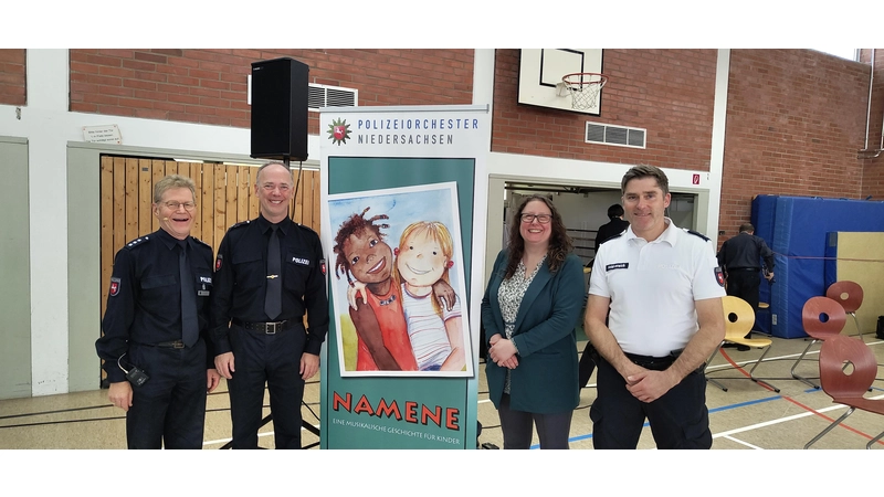 Zufrieden mit dem Erfolg: v.l.n.r.: Uwe Klußmann, Björn Vüllgraf (Polizeiorchester), Nadine Söfker (Schule Am Stadtturm), Thomas Heidenreich (Polizei Stadthagen). (Foto: Privat)