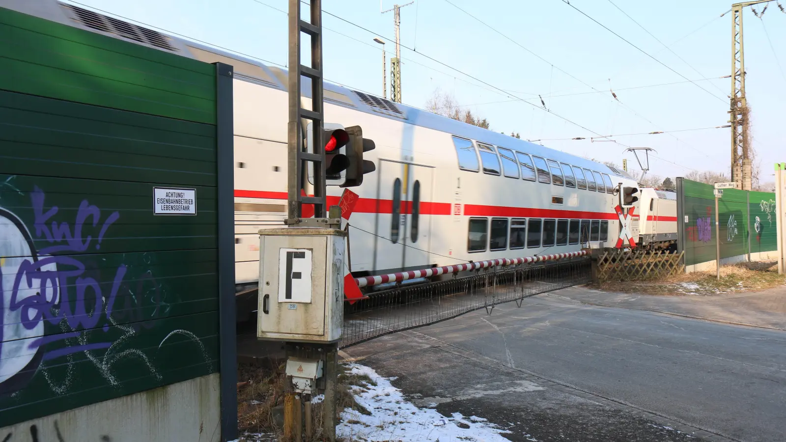 Soll geschlossen und durch eine Unterführung nur für Fußgänger und Radfahrer ersetzt werden: Der Bahnübergang Luther Weg. (Foto: tau)