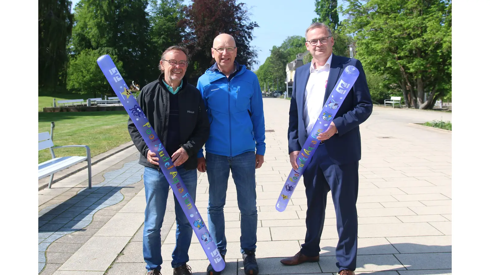 Ulrich Dehne (v. li.) und Heiner Matthias von der Skigemeinschaft Nordschaumburg hoffen, dass am 10. Juni viele Teilnehmer beim Kurparklauf über die Promenade wetzen.  (Foto: Borchers, Bastian)