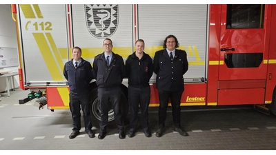 Die beförderten Johann Schuster, Alexander Ehlers Torsten Hartmann, Rainer Tute (v.l.) (Foto: kreisfeuerwehr schaumburg)