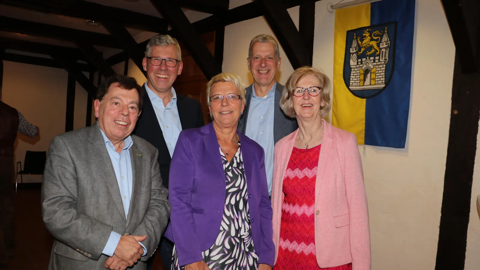 In der Abtei (v.li.): Ehemaliger Bürgermeister Rolf-Axel Eberhardt, Carsten Piellusch, Marita Baciulis, Uwe Schwamm und Birgit Wollny. (Foto: gi)