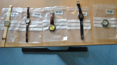 Die Polizei Bückeburg bittet jetzt um Hinweise, wem diese abgebildeten Uhren gehören. (Foto: privat)
