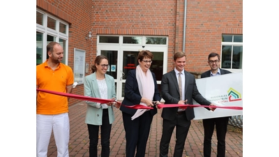 Regionalministerin Birgit Honé eröffnete jetzt zusammen mit Bürgermeister Jörn Lohmann das Regionale Versorgungszentrum in Rehren.  (Foto: privat)