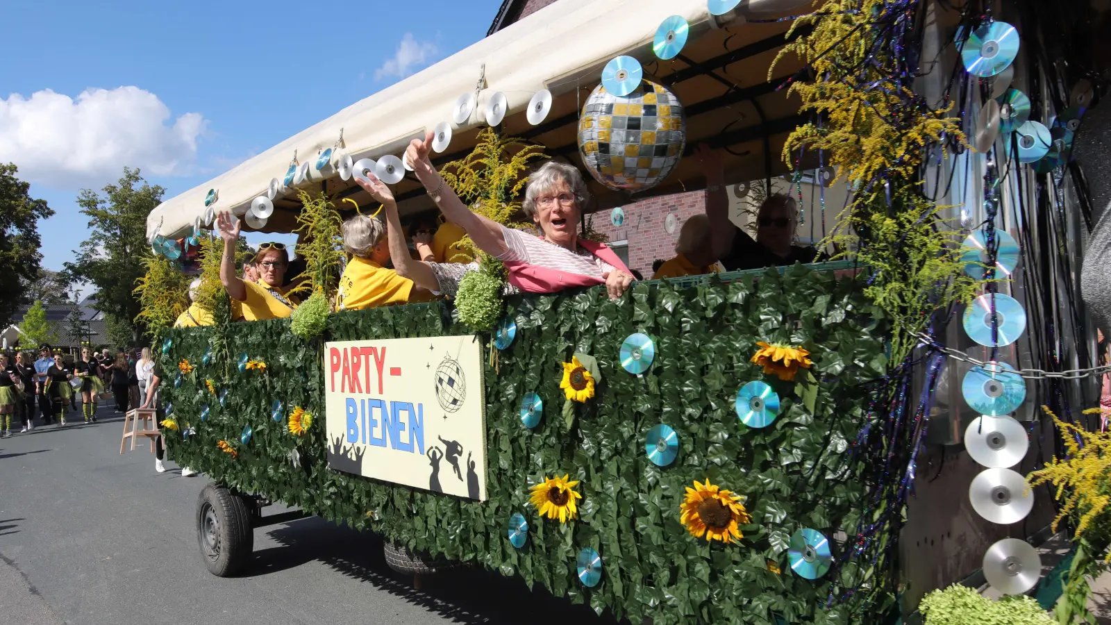 Beim Umzug dabei: Die Party-Bienen der Landfrauen. (Foto: tau)