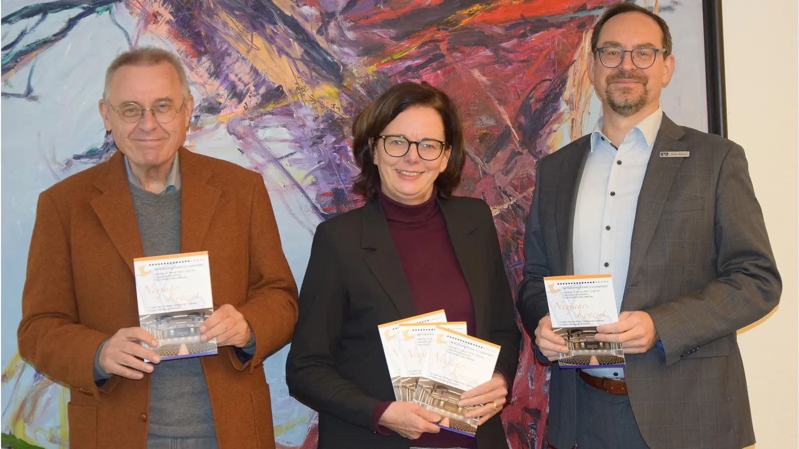 Wolfgang Westphal, Juliane Weiß und Manuel Wiegand von der unterstützenden Volksbank in Schaumburg und Nienburg eG freuen sich auf das Neujahrskonzert mit dem Göttinger Symphonie Orchester unter der Leitung von Wolfgang Westphal. (Foto: ste)