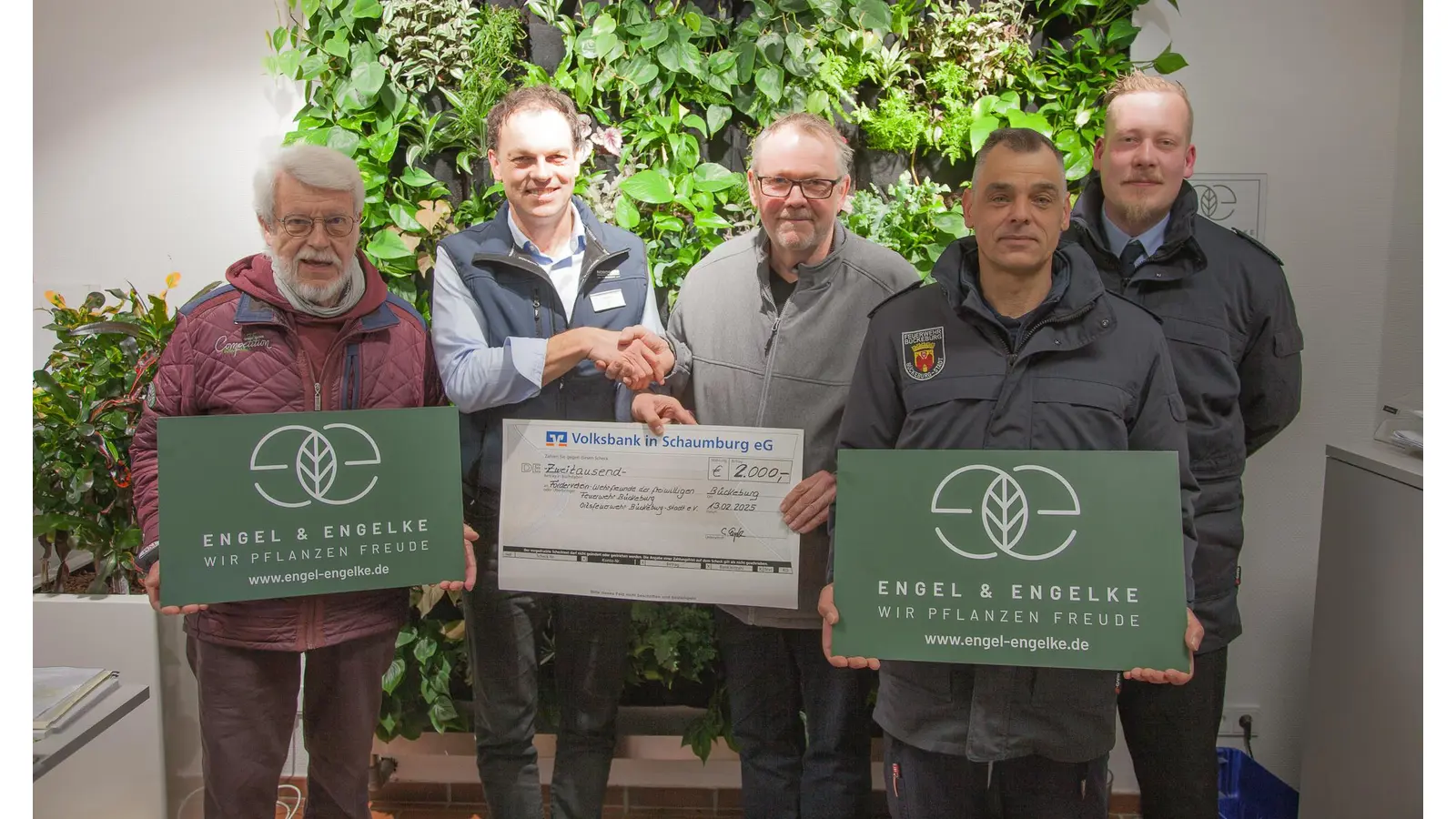 Albert Brüggemann, Christian Engelke, Torsten Buhrmester, Brian Timmer und Andy Bautze bei der Scheckübergabe in der Gärtnerei Engel &amp; Engelke. (Foto: privat)