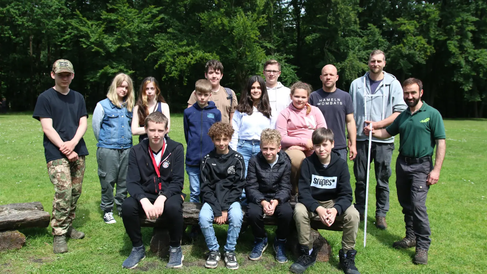 Eine Gruppe der Hildburgschule ist im Rahmen der Projekttage zu einem Waldbesuch aufgebrochen. (Foto: bb)