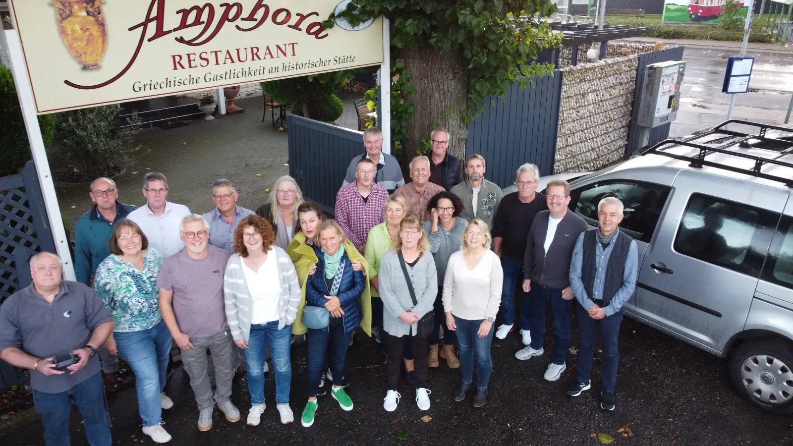 Wiedersehen ( v.li.): Andreas Menz, Bernd Wulf, Christiane Sohrt, Thomas Lange, Torsten Wacker, Ralph Nellesen, Ulrike Brand, Marion Scholtz, Michaela Niehoff, Verena Gröhlich, Thomas Nölke, Christiane Langner, Karin Ilmer, Harald Brand, Rainer Kahr, Christina Friedberg, Gaby Gurski, Ralf Kreuzmüller, Jörg Rippke, Adrian Werk, Rolf Schröpfer und Jörg Rusche. (Foto: privat)