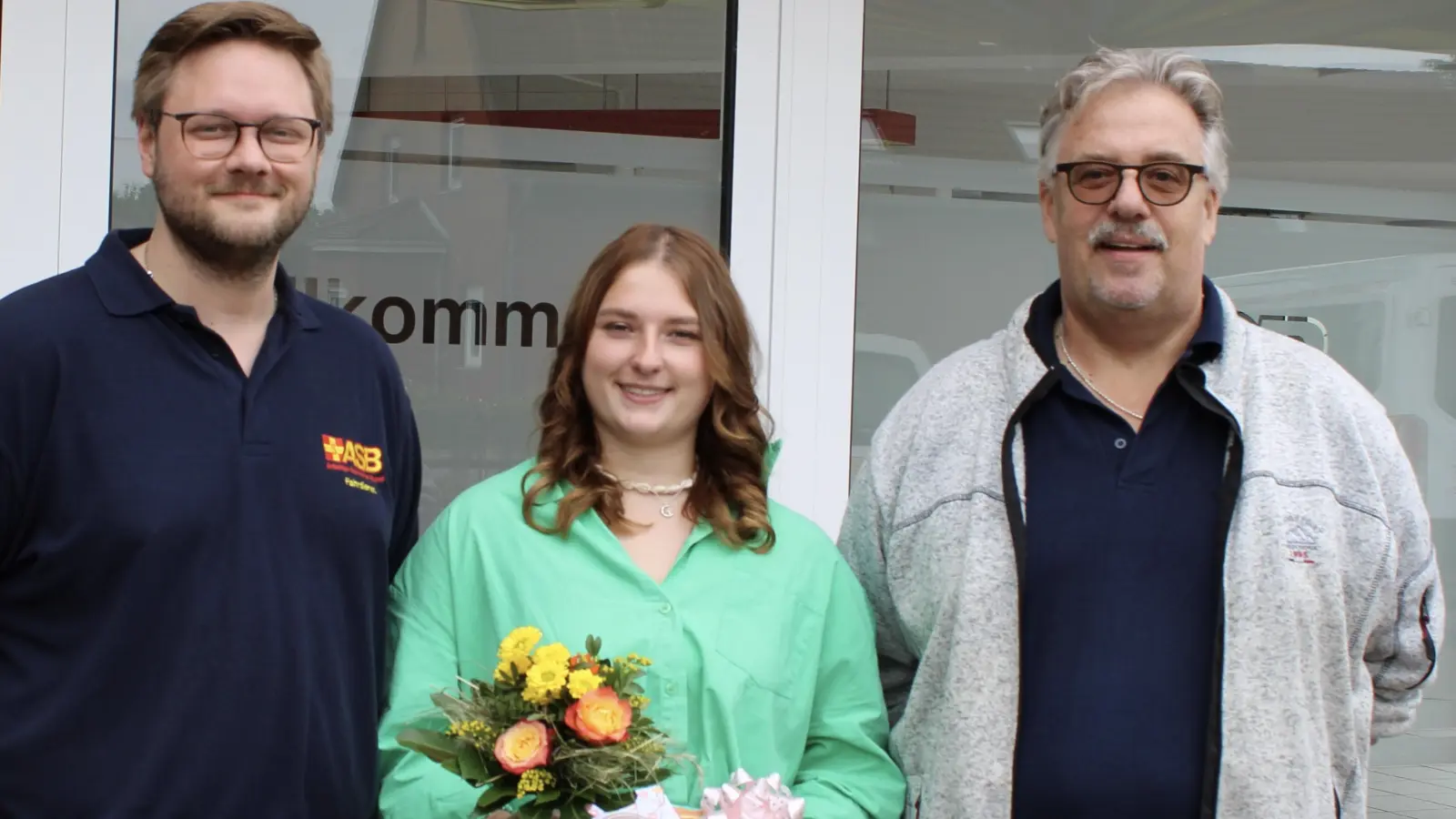 Lebensretterin Anna-Maria Hanc mit „ihrem“ Patienten Thilo Fischer (rechts) und Fahrdienstkollege Jan Vierke. Vom ASB und Thilo Fischer gab es Geschenke als Dankeschön. (Foto: privat)