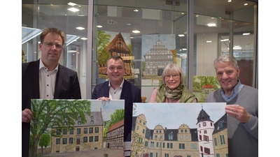 V.l.n.r.: Marktbereichsleiter Gerd Krome, Stellvertreter Fabian Grote (Sparkasse), die Künstlerin Marita Kappmeier und Dieter Kindermann (ICH e.V.) präsentieren „Landsberg`schen Hof und Schloss”. (Foto: ab)