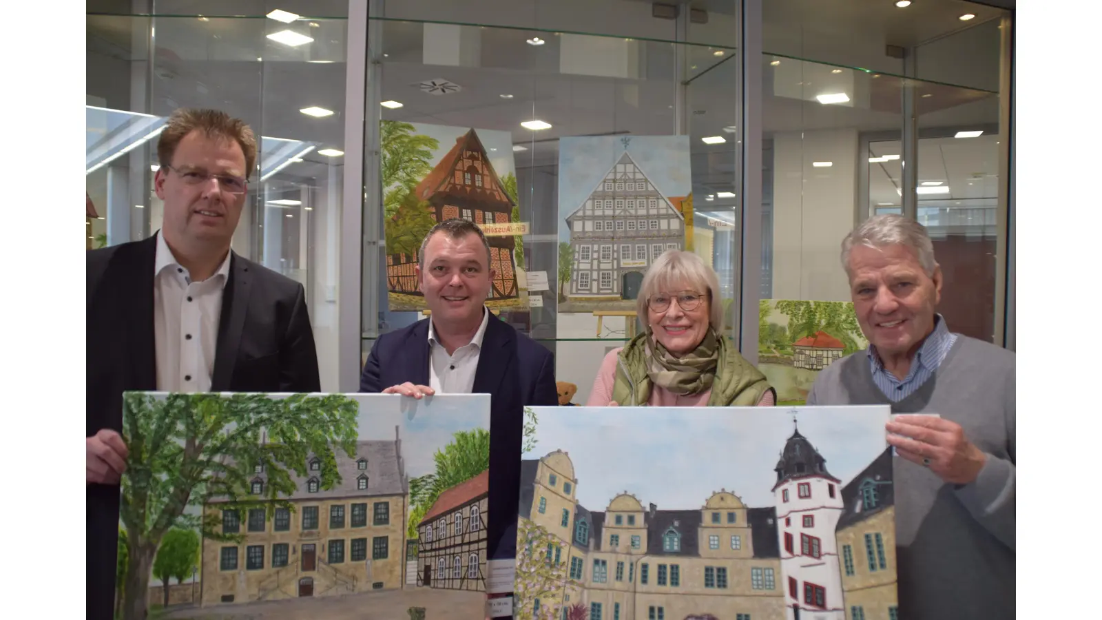 V.l.n.r.: Marktbereichsleiter Gerd Krome, Stellvertreter Fabian Grote (Sparkasse), die Künstlerin Marita Kappmeier und Dieter Kindermann (ICH e.V.) präsentieren „Landsberg`schen Hof und Schloss”. (Foto: ab)