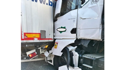 Glücklicherweise wurde der schwer verletzte Lkw-Fahrer nicht in seinem Führerhaus eingeklemmt.  (Foto: Feuerwehr)