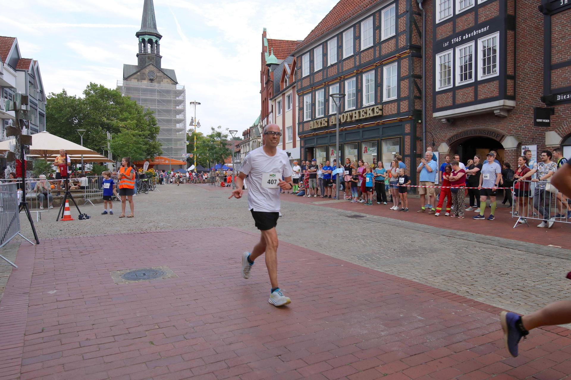 Durch die Innenstadt: Der 1. Wunstorfer Citylauf. (Foto: tau)