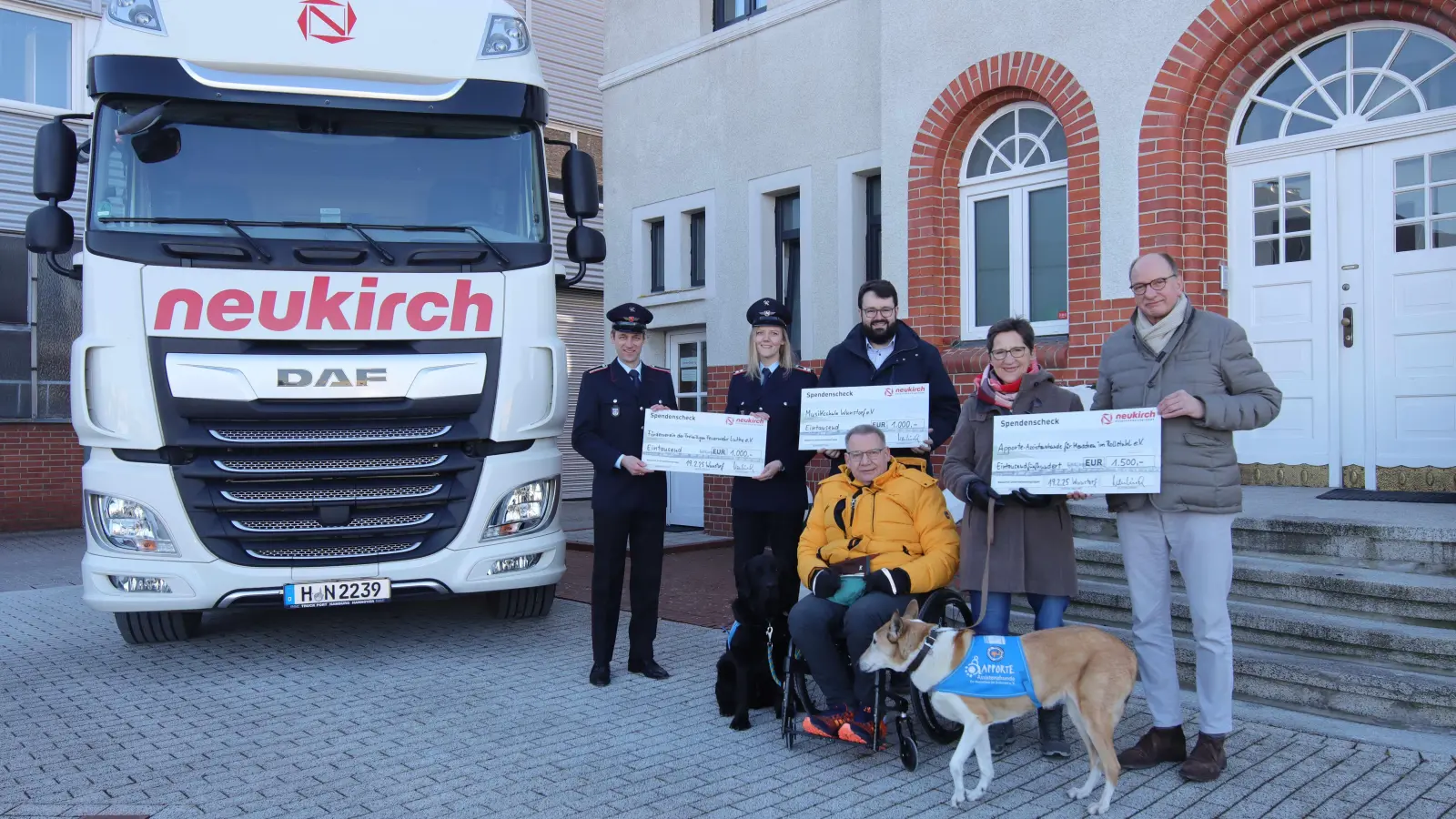 Bei der Spendenübergabe (v.li.): Kai Hennings, Lena Tertocha, Matthias Wolf, Andy Jambor, Corina Robitschko-Bodmann und Oskar Neukirch. (Foto: tau)