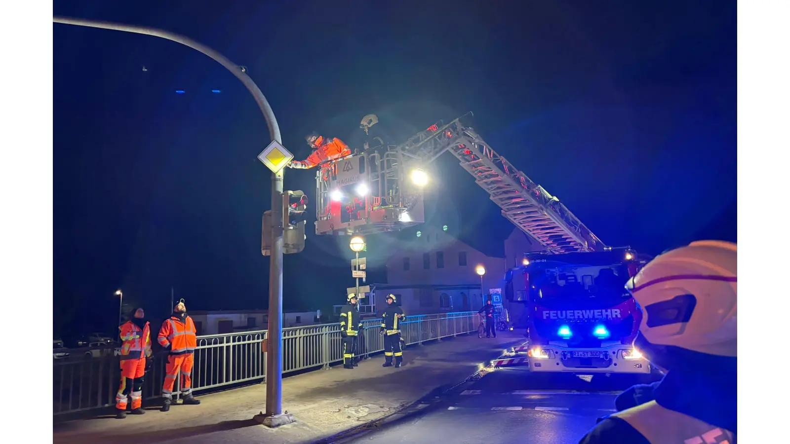 Zusammen mit dem Bauhof der Stadt Rinteln wird eine Ampel gesichert.<br> (Foto: Feuerwehr Rinteln)