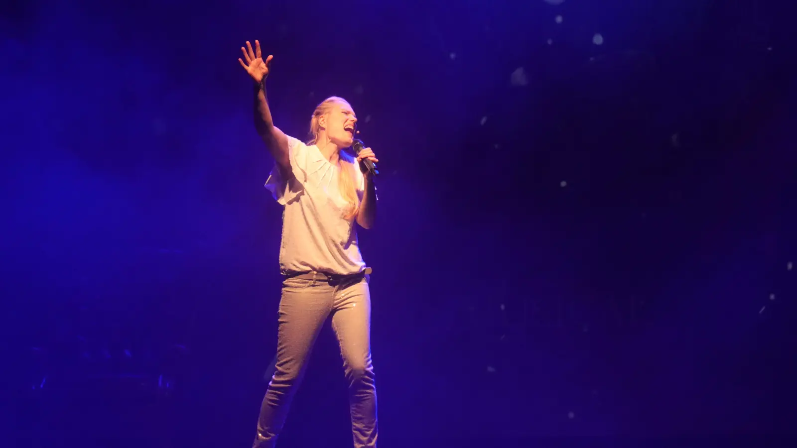 Im Stadttheater: Maricel Wölk stellt einen Song aus ihrem Musical vor. (Foto: tau)